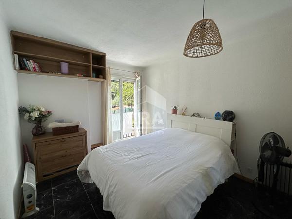 A VENDRE- LE PERTHUS- IMMEUBLE 3 appartements  + commerce