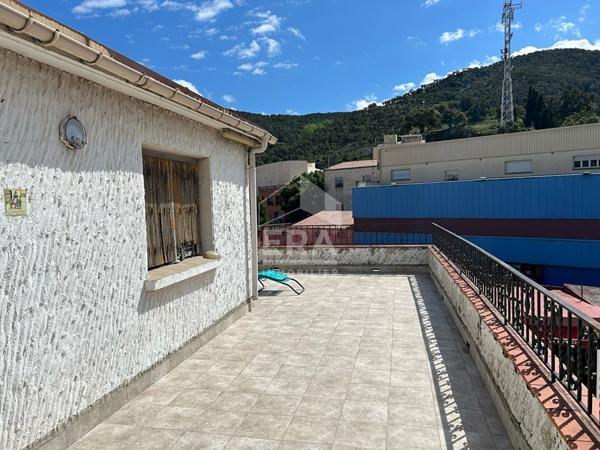 A VENDRE- LE PERTHUS- IMMEUBLE 3 appartements  + commerce