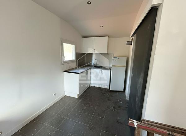 A VENDRE- LE PERTHUS- IMMEUBLE 3 appartements  + commerce