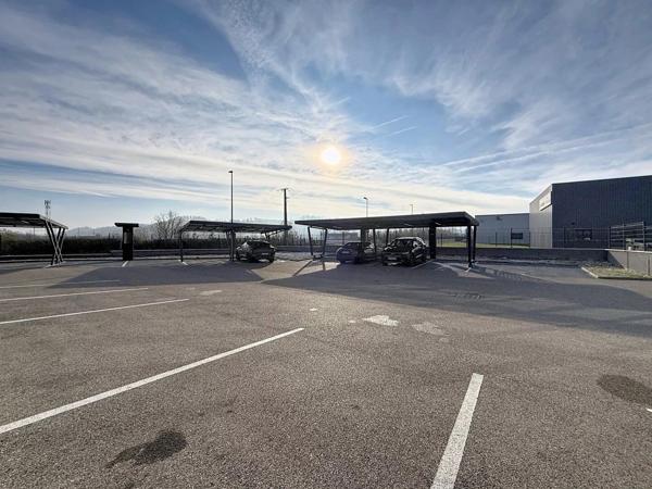 Location Local commercial 265 m2 à Nivolas-Vermelle