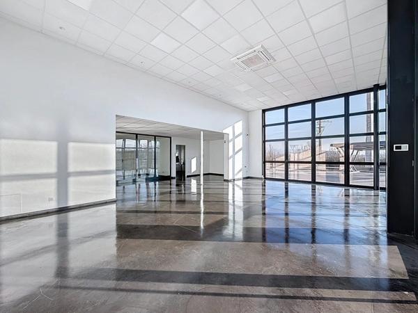 Location Local commercial 265 m2 à Nivolas-Vermelle