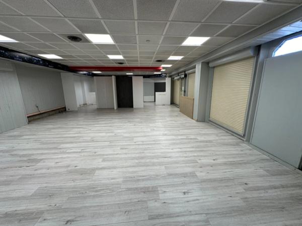 Dpt Rhône (69), à louer SAINT PRIEST Local commercial de 280m2 en angle, centre ville de st Priest proche place du marché