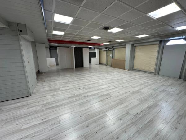 Dpt Rhône (69), à louer SAINT PRIEST Local commercial de 280m2 en angle, centre ville de st Priest proche place du marché