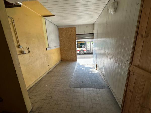 Dpt Rhône (69), à louer SAINT PRIEST Local commercial de 280m2 en angle, centre ville de st Priest proche place du marché