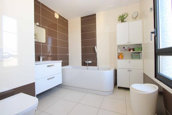Saint-Genis-Pouilly (01630) APPARTEMENT T5 de 133 m2 – GRAND STANDING – PARK JEAN MONNET - ST GENIS POUILLY/GRAND GENEVE