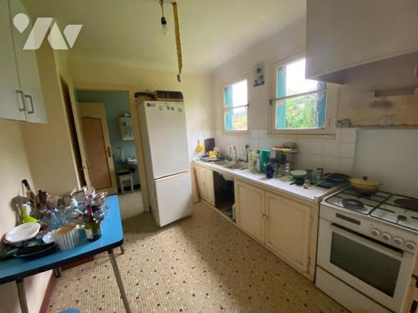 Une maison d'habitation construite en agglomérés de ciment et couverte en ardoises composée : ...