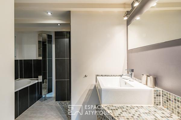 Grand loft lumineux avec terrasse couverte