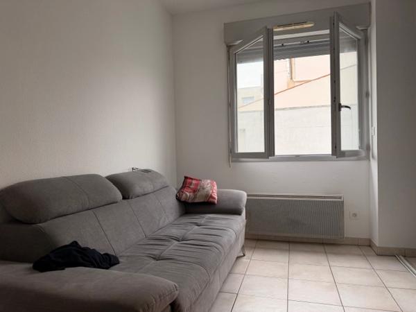 STUDIO AVEC STATIONNEMENT – 800 M DU MARCHÉ