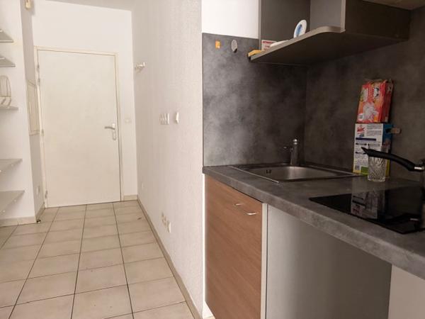 STUDIO AVEC STATIONNEMENT – 800 M DU MARCHÉ