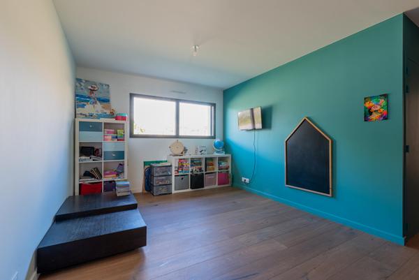 Lumineuse contemporaine de plain-pied avec piscine et spa