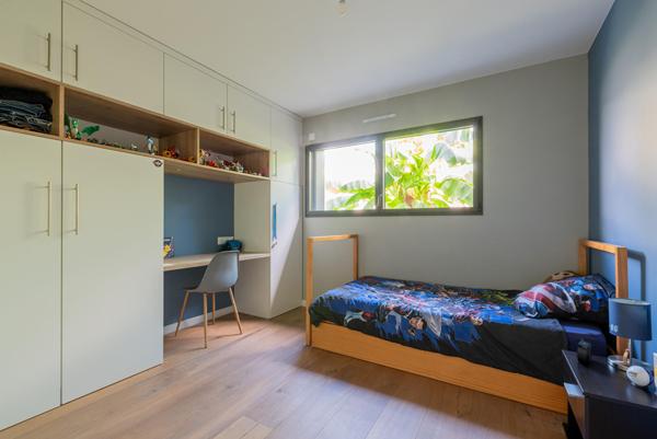Lumineuse contemporaine de plain-pied avec piscine et spa