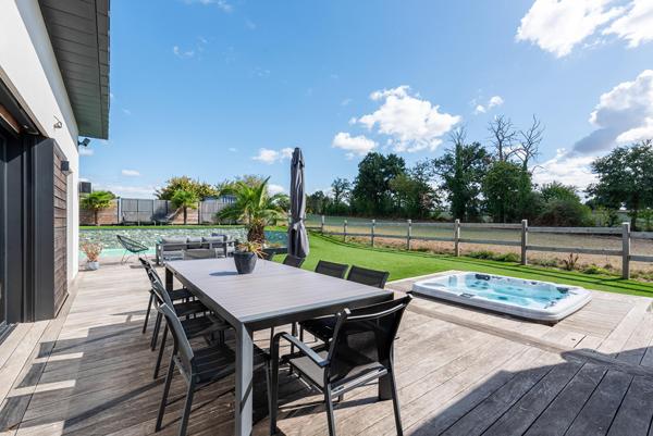 Lumineuse contemporaine de plain-pied avec piscine et spa