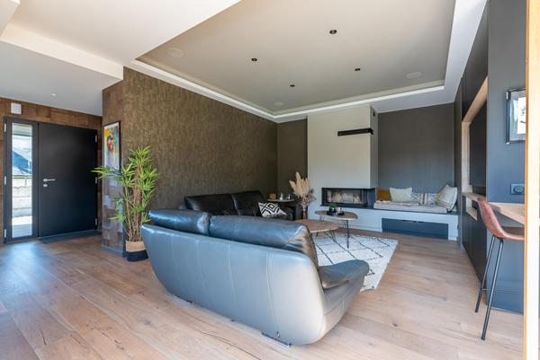 Lumineuse contemporaine de plain-pied avec piscine et spa