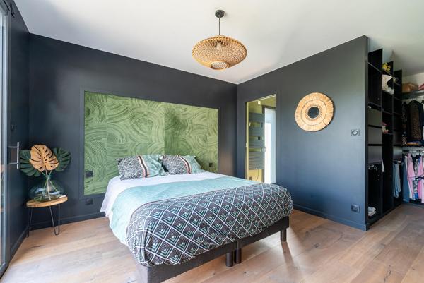 Lumineuse contemporaine de plain-pied avec piscine et spa