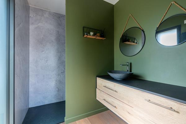 Lumineuse contemporaine de plain-pied avec piscine et spa