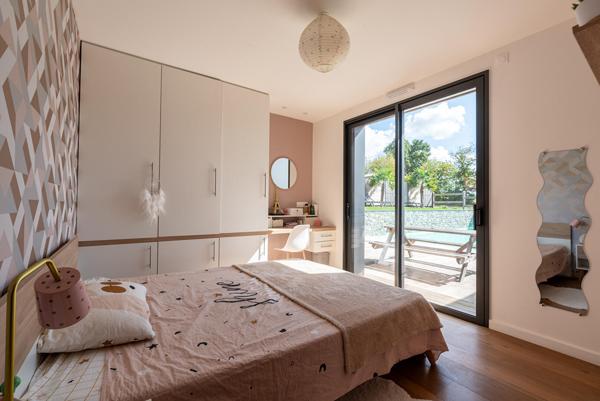 Lumineuse contemporaine de plain-pied avec piscine et spa