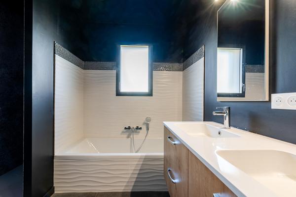 Lumineuse contemporaine de plain-pied avec piscine et spa