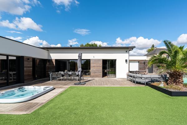 Lumineuse contemporaine de plain-pied avec piscine et spa
