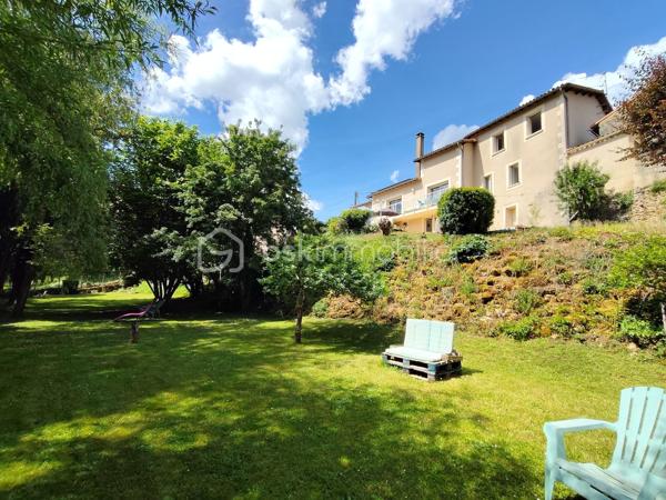 COUP DE CŒUR ASSURÉ !!!!!!!!!!!!!!❤️❤️❤️

Située sur la commune de Valence-en-Poitou,
À seulement 25 minutes de Poitiers, laissez-vous séduire par cette superbe propriété de caractère d’environ 177 m², nichée dans un environnement calme et verdoyant, tout en restant à proximité des commodités.

Derrière son portail, cette maison construite en 1995 offre un véritable art de vivre, alliant volumes généreux, luminosité et prestations de qualité.
Dès l’entrée, un magnifique pièce  de 25 m² baigné de lumière grâce à sa grande baie vitrée vous accueille avec une vue imprenable sur le jardin. Les espaces de vie, chaleureux et ouverts, invitent immédiatement à la convivialité : un salon lumineux avec son insert à bois , un élégant séjour  prolongé par une belle terrasse extérieure idéale pour recevoir famille et amis ou profiter des soirées d’été au bord de la piscine.

La cuisine aménagée et équipée, fonctionnelle et lumineuse, complète parfaitement cet espace de vie pensé pour le confort du quotidien.

Le rez-de-chaussée propose également un bureau, parfait pour le télétravail, ainsi qu’une agréable suite parentale avec salle de bain, dressing et WC indépendant, offrant une véritable vie de plain-pied.

À l’étage, un vaste palier dessert trois belles chambres lumineuses avec vue dégagée sur le jardin et la terrasse, dont une avec un grand espace dressing. Une salle d’eau moderne ainsi qu’un WC indépendant viennent compléter cet étage parfaitement agencé pour accueillir toute la famille.
Le sous-sol aménagé offre de multiples possibilités avec un coin cuisine d’été, un atelier, une cave à vin et une salle d’eau supplémentaire .

À l’extérieur, le charme continue d’opérer :
    • magnifique terrain arboré de 1 865 m², 
    • grande terrasse conviviale, 
    • superbe piscine chauffée de 8 x 4 x 1m50
    • atelier indépendant de 50 m²( non accessible avec la  voiture )
    • cave supplémentaire, 
    • espaces extérieurs propices à la détente et aux moments en famille. 

Côté prestations, cette propriété dispose d’équipements recherchés garantissant confort et économies d’énergie :
    • 20 panneaux solaires installés en 2020, 
    • chauffage au sol avec gestion par zones, 
    • insert à bois, 
    • aspiration centralisée, 
    • huisseries aluminium double vitrage.    
    • Fibre optique 
    

Mais ce n’est pas tout…
Une charmante chaumière indépendante d’environ 59 m² vient compléter cet ensemble exceptionnel. Elle représente une opportunité idéale pour un projet de gîte, Airbnb ou investissement complémentaire.

Cette propriété rare sur le secteur séduira les amoureux de grands espaces, de tranquillité et de maisons offrant un véritable potentiel de vie et de rentabilité.
Un bien coup de cœur à découvrir sans tarder. Une visite suffira pour imaginer votre nouvelle vie dans ce cadre privilégié.
