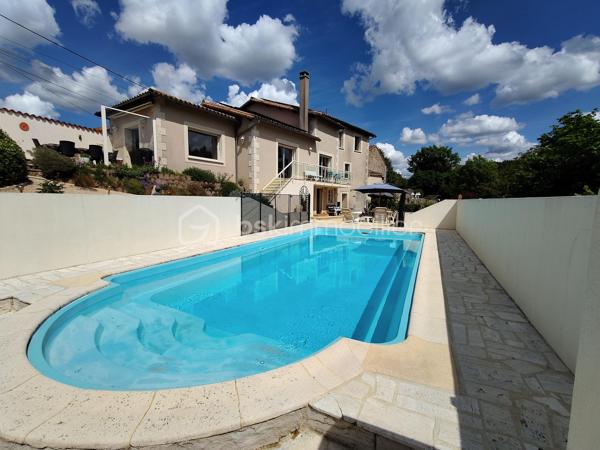 COUP DE CŒUR ASSURÉ !!!!!!!!!!!!!!❤️❤️❤️

Située sur la commune de Valence-en-Poitou,
À seulement 25 minutes de Poitiers, laissez-vous séduire par cette superbe propriété de caractère d’environ 177 m², nichée dans un environnement calme et verdoyant, tout en restant à proximité des commodités.

Derrière son portail, cette maison construite en 1995 offre un véritable art de vivre, alliant volumes généreux, luminosité et prestations de qualité.
Dès l’entrée, un magnifique pièce  de 25 m² baigné de lumière grâce à sa grande baie vitrée vous accueille avec une vue imprenable sur le jardin. Les espaces de vie, chaleureux et ouverts, invitent immédiatement à la convivialité : un salon lumineux avec son insert à bois , un élégant séjour  prolongé par une belle terrasse extérieure idéale pour recevoir famille et amis ou profiter des soirées d’été au bord de la piscine.

La cuisine aménagée et équipée, fonctionnelle et lumineuse, complète parfaitement cet espace de vie pensé pour le confort du quotidien.

Le rez-de-chaussée propose également un bureau, parfait pour le télétravail, ainsi qu’une agréable suite parentale avec salle de bain, dressing et WC indépendant, offrant une véritable vie de plain-pied.

À l’étage, un vaste palier dessert trois belles chambres lumineuses avec vue dégagée sur le jardin et la terrasse, dont une avec un grand espace dressing. Une salle d’eau moderne ainsi qu’un WC indépendant viennent compléter cet étage parfaitement agencé pour accueillir toute la famille.
Le sous-sol aménagé offre de multiples possibilités avec un coin cuisine d’été, un atelier, une cave à vin et une salle d’eau supplémentaire .

À l’extérieur, le charme continue d’opérer :
    • magnifique terrain arboré de 1 865 m², 
    • grande terrasse conviviale, 
    • superbe piscine chauffée de 8 x 4 x 1m50
    • atelier indépendant de 50 m²( non accessible avec la  voiture )
    • cave supplémentaire, 
    • espaces extérieurs propices à la détente et aux moments en famille. 

Côté prestations, cette propriété dispose d’équipements recherchés garantissant confort et économies d’énergie :
    • 20 panneaux solaires installés en 2020, 
    • chauffage au sol avec gestion par zones, 
    • insert à bois, 
    • aspiration centralisée, 
    • huisseries aluminium double vitrage.    
    • Fibre optique 
    

Mais ce n’est pas tout…
Une charmante chaumière indépendante d’environ 59 m² vient compléter cet ensemble exceptionnel. Elle représente une opportunité idéale pour un projet de gîte, Airbnb ou investissement complémentaire.

Cette propriété rare sur le secteur séduira les amoureux de grands espaces, de tranquillité et de maisons offrant un véritable potentiel de vie et de rentabilité.
Un bien coup de cœur à découvrir sans tarder. Une visite suffira pour imaginer votre nouvelle vie dans ce cadre privilégié.