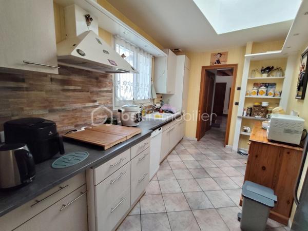 COUP DE CŒUR ASSURÉ !!!!!!!!!!!!!!❤️❤️❤️

Située sur la commune de Valence-en-Poitou,
À seulement 25 minutes de Poitiers, laissez-vous séduire par cette superbe propriété de caractère d’environ 177 m², nichée dans un environnement calme et verdoyant, tout en restant à proximité des commodités.

Derrière son portail, cette maison construite en 1995 offre un véritable art de vivre, alliant volumes généreux, luminosité et prestations de qualité.
Dès l’entrée, un magnifique pièce  de 25 m² baigné de lumière grâce à sa grande baie vitrée vous accueille avec une vue imprenable sur le jardin. Les espaces de vie, chaleureux et ouverts, invitent immédiatement à la convivialité : un salon lumineux avec son insert à bois , un élégant séjour  prolongé par une belle terrasse extérieure idéale pour recevoir famille et amis ou profiter des soirées d’été au bord de la piscine.

La cuisine aménagée et équipée, fonctionnelle et lumineuse, complète parfaitement cet espace de vie pensé pour le confort du quotidien.

Le rez-de-chaussée propose également un bureau, parfait pour le télétravail, ainsi qu’une agréable suite parentale avec salle de bain, dressing et WC indépendant, offrant une véritable vie de plain-pied.

À l’étage, un vaste palier dessert trois belles chambres lumineuses avec vue dégagée sur le jardin et la terrasse, dont une avec un grand espace dressing. Une salle d’eau moderne ainsi qu’un WC indépendant viennent compléter cet étage parfaitement agencé pour accueillir toute la famille.
Le sous-sol aménagé offre de multiples possibilités avec un coin cuisine d’été, un atelier, une cave à vin et une salle d’eau supplémentaire .

À l’extérieur, le charme continue d’opérer :
    • magnifique terrain arboré de 1 865 m², 
    • grande terrasse conviviale, 
    • superbe piscine chauffée de 8 x 4 x 1m50
    • atelier indépendant de 50 m²( non accessible avec la  voiture )
    • cave supplémentaire, 
    • espaces extérieurs propices à la détente et aux moments en famille. 

Côté prestations, cette propriété dispose d’équipements recherchés garantissant confort et économies d’énergie :
    • 20 panneaux solaires installés en 2020, 
    • chauffage au sol avec gestion par zones, 
    • insert à bois, 
    • aspiration centralisée, 
    • huisseries aluminium double vitrage.    
    • Fibre optique 
    

Mais ce n’est pas tout…
Une charmante chaumière indépendante d’environ 59 m² vient compléter cet ensemble exceptionnel. Elle représente une opportunité idéale pour un projet de gîte, Airbnb ou investissement complémentaire.

Cette propriété rare sur le secteur séduira les amoureux de grands espaces, de tranquillité et de maisons offrant un véritable potentiel de vie et de rentabilité.
Un bien coup de cœur à découvrir sans tarder. Une visite suffira pour imaginer votre nouvelle vie dans ce cadre privilégié.