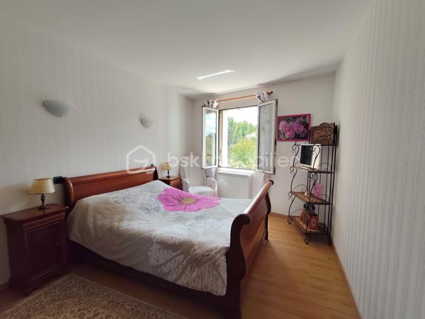COUP DE CŒUR ASSURÉ !!!!!!!!!!!!!!❤️❤️❤️

Située sur la commune de Valence-en-Poitou,
À seulement 25 minutes de Poitiers, laissez-vous séduire par cette superbe propriété de caractère d’environ 177 m², nichée dans un environnement calme et verdoyant, tout en restant à proximité des commodités.

Derrière son portail, cette maison construite en 1995 offre un véritable art de vivre, alliant volumes généreux, luminosité et prestations de qualité.
Dès l’entrée, un magnifique pièce  de 25 m² baigné de lumière grâce à sa grande baie vitrée vous accueille avec une vue imprenable sur le jardin. Les espaces de vie, chaleureux et ouverts, invitent immédiatement à la convivialité : un salon lumineux avec son insert à bois , un élégant séjour  prolongé par une belle terrasse extérieure idéale pour recevoir famille et amis ou profiter des soirées d’été au bord de la piscine.

La cuisine aménagée et équipée, fonctionnelle et lumineuse, complète parfaitement cet espace de vie pensé pour le confort du quotidien.

Le rez-de-chaussée propose également un bureau, parfait pour le télétravail, ainsi qu’une agréable suite parentale avec salle de bain, dressing et WC indépendant, offrant une véritable vie de plain-pied.

À l’étage, un vaste palier dessert trois belles chambres lumineuses avec vue dégagée sur le jardin et la terrasse, dont une avec un grand espace dressing. Une salle d’eau moderne ainsi qu’un WC indépendant viennent compléter cet étage parfaitement agencé pour accueillir toute la famille.
Le sous-sol aménagé offre de multiples possibilités avec un coin cuisine d’été, un atelier, une cave à vin et une salle d’eau supplémentaire .

À l’extérieur, le charme continue d’opérer :
    • magnifique terrain arboré de 1 865 m², 
    • grande terrasse conviviale, 
    • superbe piscine chauffée de 8 x 4 x 1m50
    • atelier indépendant de 50 m²( non accessible avec la  voiture )
    • cave supplémentaire, 
    • espaces extérieurs propices à la détente et aux moments en famille. 

Côté prestations, cette propriété dispose d’équipements recherchés garantissant confort et économies d’énergie :
    • 20 panneaux solaires installés en 2020, 
    • chauffage au sol avec gestion par zones, 
    • insert à bois, 
    • aspiration centralisée, 
    • huisseries aluminium double vitrage.    
    • Fibre optique 
    

Mais ce n’est pas tout…
Une charmante chaumière indépendante d’environ 59 m² vient compléter cet ensemble exceptionnel. Elle représente une opportunité idéale pour un projet de gîte, Airbnb ou investissement complémentaire.

Cette propriété rare sur le secteur séduira les amoureux de grands espaces, de tranquillité et de maisons offrant un véritable potentiel de vie et de rentabilité.
Un bien coup de cœur à découvrir sans tarder. Une visite suffira pour imaginer votre nouvelle vie dans ce cadre privilégié.
