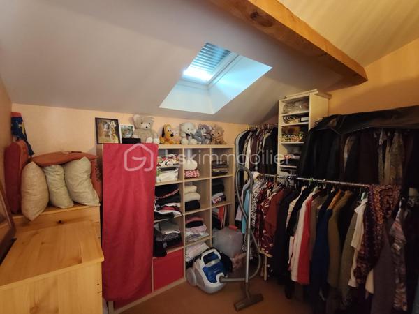 COUP DE CŒUR ASSURÉ !!!!!!!!!!!!!!❤️❤️❤️

Située sur la commune de Valence-en-Poitou,
À seulement 25 minutes de Poitiers, laissez-vous séduire par cette superbe propriété de caractère d’environ 177 m², nichée dans un environnement calme et verdoyant, tout en restant à proximité des commodités.

Derrière son portail, cette maison construite en 1995 offre un véritable art de vivre, alliant volumes généreux, luminosité et prestations de qualité.
Dès l’entrée, un magnifique pièce  de 25 m² baigné de lumière grâce à sa grande baie vitrée vous accueille avec une vue imprenable sur le jardin. Les espaces de vie, chaleureux et ouverts, invitent immédiatement à la convivialité : un salon lumineux avec son insert à bois , un élégant séjour  prolongé par une belle terrasse extérieure idéale pour recevoir famille et amis ou profiter des soirées d’été au bord de la piscine.

La cuisine aménagée et équipée, fonctionnelle et lumineuse, complète parfaitement cet espace de vie pensé pour le confort du quotidien.

Le rez-de-chaussée propose également un bureau, parfait pour le télétravail, ainsi qu’une agréable suite parentale avec salle de bain, dressing et WC indépendant, offrant une véritable vie de plain-pied.

À l’étage, un vaste palier dessert trois belles chambres lumineuses avec vue dégagée sur le jardin et la terrasse, dont une avec un grand espace dressing. Une salle d’eau moderne ainsi qu’un WC indépendant viennent compléter cet étage parfaitement agencé pour accueillir toute la famille.
Le sous-sol aménagé offre de multiples possibilités avec un coin cuisine d’été, un atelier, une cave à vin et une salle d’eau supplémentaire .

À l’extérieur, le charme continue d’opérer :
    • magnifique terrain arboré de 1 865 m², 
    • grande terrasse conviviale, 
    • superbe piscine chauffée de 8 x 4 x 1m50
    • atelier indépendant de 50 m²( non accessible avec la  voiture )
    • cave supplémentaire, 
    • espaces extérieurs propices à la détente et aux moments en famille. 

Côté prestations, cette propriété dispose d’équipements recherchés garantissant confort et économies d’énergie :
    • 20 panneaux solaires installés en 2020, 
    • chauffage au sol avec gestion par zones, 
    • insert à bois, 
    • aspiration centralisée, 
    • huisseries aluminium double vitrage.    
    • Fibre optique 
    

Mais ce n’est pas tout…
Une charmante chaumière indépendante d’environ 59 m² vient compléter cet ensemble exceptionnel. Elle représente une opportunité idéale pour un projet de gîte, Airbnb ou investissement complémentaire.

Cette propriété rare sur le secteur séduira les amoureux de grands espaces, de tranquillité et de maisons offrant un véritable potentiel de vie et de rentabilité.
Un bien coup de cœur à découvrir sans tarder. Une visite suffira pour imaginer votre nouvelle vie dans ce cadre privilégié.