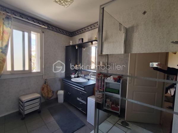 COUP DE CŒUR ASSURÉ !!!!!!!!!!!!!!❤️❤️❤️

Située sur la commune de Valence-en-Poitou,
À seulement 25 minutes de Poitiers, laissez-vous séduire par cette superbe propriété de caractère d’environ 177 m², nichée dans un environnement calme et verdoyant, tout en restant à proximité des commodités.

Derrière son portail, cette maison construite en 1995 offre un véritable art de vivre, alliant volumes généreux, luminosité et prestations de qualité.
Dès l’entrée, un magnifique pièce  de 25 m² baigné de lumière grâce à sa grande baie vitrée vous accueille avec une vue imprenable sur le jardin. Les espaces de vie, chaleureux et ouverts, invitent immédiatement à la convivialité : un salon lumineux avec son insert à bois , un élégant séjour  prolongé par une belle terrasse extérieure idéale pour recevoir famille et amis ou profiter des soirées d’été au bord de la piscine.

La cuisine aménagée et équipée, fonctionnelle et lumineuse, complète parfaitement cet espace de vie pensé pour le confort du quotidien.

Le rez-de-chaussée propose également un bureau, parfait pour le télétravail, ainsi qu’une agréable suite parentale avec salle de bain, dressing et WC indépendant, offrant une véritable vie de plain-pied.

À l’étage, un vaste palier dessert trois belles chambres lumineuses avec vue dégagée sur le jardin et la terrasse, dont une avec un grand espace dressing. Une salle d’eau moderne ainsi qu’un WC indépendant viennent compléter cet étage parfaitement agencé pour accueillir toute la famille.
Le sous-sol aménagé offre de multiples possibilités avec un coin cuisine d’été, un atelier, une cave à vin et une salle d’eau supplémentaire .

À l’extérieur, le charme continue d’opérer :
    • magnifique terrain arboré de 1 865 m², 
    • grande terrasse conviviale, 
    • superbe piscine chauffée de 8 x 4 x 1m50
    • atelier indépendant de 50 m²( non accessible avec la  voiture )
    • cave supplémentaire, 
    • espaces extérieurs propices à la détente et aux moments en famille. 

Côté prestations, cette propriété dispose d’équipements recherchés garantissant confort et économies d’énergie :
    • 20 panneaux solaires installés en 2020, 
    • chauffage au sol avec gestion par zones, 
    • insert à bois, 
    • aspiration centralisée, 
    • huisseries aluminium double vitrage.    
    • Fibre optique 
    

Mais ce n’est pas tout…
Une charmante chaumière indépendante d’environ 59 m² vient compléter cet ensemble exceptionnel. Elle représente une opportunité idéale pour un projet de gîte, Airbnb ou investissement complémentaire.

Cette propriété rare sur le secteur séduira les amoureux de grands espaces, de tranquillité et de maisons offrant un véritable potentiel de vie et de rentabilité.
Un bien coup de cœur à découvrir sans tarder. Une visite suffira pour imaginer votre nouvelle vie dans ce cadre privilégié.