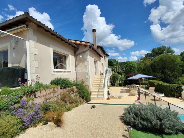 COUP DE CŒUR ASSURÉ !!!!!!!!!!!!!!❤️❤️❤️

Située sur la commune de Valence-en-Poitou,
À seulement 25 minutes de Poitiers, laissez-vous séduire par cette superbe propriété de caractère d’environ 177 m², nichée dans un environnement calme et verdoyant, tout en restant à proximité des commodités.

Derrière son portail, cette maison construite en 1995 offre un véritable art de vivre, alliant volumes généreux, luminosité et prestations de qualité.
Dès l’entrée, un magnifique pièce  de 25 m² baigné de lumière grâce à sa grande baie vitrée vous accueille avec une vue imprenable sur le jardin. Les espaces de vie, chaleureux et ouverts, invitent immédiatement à la convivialité : un salon lumineux avec son insert à bois , un élégant séjour  prolongé par une belle terrasse extérieure idéale pour recevoir famille et amis ou profiter des soirées d’été au bord de la piscine.

La cuisine aménagée et équipée, fonctionnelle et lumineuse, complète parfaitement cet espace de vie pensé pour le confort du quotidien.

Le rez-de-chaussée propose également un bureau, parfait pour le télétravail, ainsi qu’une agréable suite parentale avec salle de bain, dressing et WC indépendant, offrant une véritable vie de plain-pied.

À l’étage, un vaste palier dessert trois belles chambres lumineuses avec vue dégagée sur le jardin et la terrasse, dont une avec un grand espace dressing. Une salle d’eau moderne ainsi qu’un WC indépendant viennent compléter cet étage parfaitement agencé pour accueillir toute la famille.
Le sous-sol aménagé offre de multiples possibilités avec un coin cuisine d’été, un atelier, une cave à vin et une salle d’eau supplémentaire .

À l’extérieur, le charme continue d’opérer :
    • magnifique terrain arboré de 1 865 m², 
    • grande terrasse conviviale, 
    • superbe piscine chauffée de 8 x 4 x 1m50
    • atelier indépendant de 50 m²( non accessible avec la  voiture )
    • cave supplémentaire, 
    • espaces extérieurs propices à la détente et aux moments en famille. 

Côté prestations, cette propriété dispose d’équipements recherchés garantissant confort et économies d’énergie :
    • 20 panneaux solaires installés en 2020, 
    • chauffage au sol avec gestion par zones, 
    • insert à bois, 
    • aspiration centralisée, 
    • huisseries aluminium double vitrage.    
    • Fibre optique 
    

Mais ce n’est pas tout…
Une charmante chaumière indépendante d’environ 59 m² vient compléter cet ensemble exceptionnel. Elle représente une opportunité idéale pour un projet de gîte, Airbnb ou investissement complémentaire.

Cette propriété rare sur le secteur séduira les amoureux de grands espaces, de tranquillité et de maisons offrant un véritable potentiel de vie et de rentabilité.
Un bien coup de cœur à découvrir sans tarder. Une visite suffira pour imaginer votre nouvelle vie dans ce cadre privilégié.