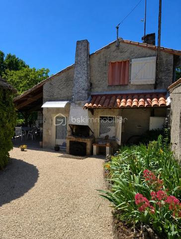 COUP DE CŒUR ASSURÉ !!!!!!!!!!!!!!❤️❤️❤️

Située sur la commune de Valence-en-Poitou,
À seulement 25 minutes de Poitiers, laissez-vous séduire par cette superbe propriété de caractère d’environ 177 m², nichée dans un environnement calme et verdoyant, tout en restant à proximité des commodités.

Derrière son portail, cette maison construite en 1995 offre un véritable art de vivre, alliant volumes généreux, luminosité et prestations de qualité.
Dès l’entrée, un magnifique pièce  de 25 m² baigné de lumière grâce à sa grande baie vitrée vous accueille avec une vue imprenable sur le jardin. Les espaces de vie, chaleureux et ouverts, invitent immédiatement à la convivialité : un salon lumineux avec son insert à bois , un élégant séjour  prolongé par une belle terrasse extérieure idéale pour recevoir famille et amis ou profiter des soirées d’été au bord de la piscine.

La cuisine aménagée et équipée, fonctionnelle et lumineuse, complète parfaitement cet espace de vie pensé pour le confort du quotidien.

Le rez-de-chaussée propose également un bureau, parfait pour le télétravail, ainsi qu’une agréable suite parentale avec salle de bain, dressing et WC indépendant, offrant une véritable vie de plain-pied.

À l’étage, un vaste palier dessert trois belles chambres lumineuses avec vue dégagée sur le jardin et la terrasse, dont une avec un grand espace dressing. Une salle d’eau moderne ainsi qu’un WC indépendant viennent compléter cet étage parfaitement agencé pour accueillir toute la famille.
Le sous-sol aménagé offre de multiples possibilités avec un coin cuisine d’été, un atelier, une cave à vin et une salle d’eau supplémentaire .

À l’extérieur, le charme continue d’opérer :
    • magnifique terrain arboré de 1 865 m², 
    • grande terrasse conviviale, 
    • superbe piscine chauffée de 8 x 4 x 1m50
    • atelier indépendant de 50 m²( non accessible avec la  voiture )
    • cave supplémentaire, 
    • espaces extérieurs propices à la détente et aux moments en famille. 

Côté prestations, cette propriété dispose d’équipements recherchés garantissant confort et économies d’énergie :
    • 20 panneaux solaires installés en 2020, 
    • chauffage au sol avec gestion par zones, 
    • insert à bois, 
    • aspiration centralisée, 
    • huisseries aluminium double vitrage.    
    • Fibre optique 
    

Mais ce n’est pas tout…
Une charmante chaumière indépendante d’environ 59 m² vient compléter cet ensemble exceptionnel. Elle représente une opportunité idéale pour un projet de gîte, Airbnb ou investissement complémentaire.

Cette propriété rare sur le secteur séduira les amoureux de grands espaces, de tranquillité et de maisons offrant un véritable potentiel de vie et de rentabilité.
Un bien coup de cœur à découvrir sans tarder. Une visite suffira pour imaginer votre nouvelle vie dans ce cadre privilégié.