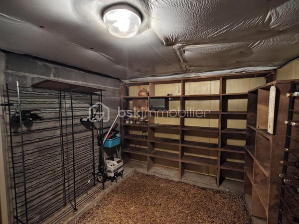 COUP DE CŒUR ASSURÉ !!!!!!!!!!!!!!❤️❤️❤️

Située sur la commune de Valence-en-Poitou,
À seulement 25 minutes de Poitiers, laissez-vous séduire par cette superbe propriété de caractère d’environ 177 m², nichée dans un environnement calme et verdoyant, tout en restant à proximité des commodités.

Derrière son portail, cette maison construite en 1995 offre un véritable art de vivre, alliant volumes généreux, luminosité et prestations de qualité.
Dès l’entrée, un magnifique pièce  de 25 m² baigné de lumière grâce à sa grande baie vitrée vous accueille avec une vue imprenable sur le jardin. Les espaces de vie, chaleureux et ouverts, invitent immédiatement à la convivialité : un salon lumineux avec son insert à bois , un élégant séjour  prolongé par une belle terrasse extérieure idéale pour recevoir famille et amis ou profiter des soirées d’été au bord de la piscine.

La cuisine aménagée et équipée, fonctionnelle et lumineuse, complète parfaitement cet espace de vie pensé pour le confort du quotidien.

Le rez-de-chaussée propose également un bureau, parfait pour le télétravail, ainsi qu’une agréable suite parentale avec salle de bain, dressing et WC indépendant, offrant une véritable vie de plain-pied.

À l’étage, un vaste palier dessert trois belles chambres lumineuses avec vue dégagée sur le jardin et la terrasse, dont une avec un grand espace dressing. Une salle d’eau moderne ainsi qu’un WC indépendant viennent compléter cet étage parfaitement agencé pour accueillir toute la famille.
Le sous-sol aménagé offre de multiples possibilités avec un coin cuisine d’été, un atelier, une cave à vin et une salle d’eau supplémentaire .

À l’extérieur, le charme continue d’opérer :
    • magnifique terrain arboré de 1 865 m², 
    • grande terrasse conviviale, 
    • superbe piscine chauffée de 8 x 4 x 1m50
    • atelier indépendant de 50 m²( non accessible avec la  voiture )
    • cave supplémentaire, 
    • espaces extérieurs propices à la détente et aux moments en famille. 

Côté prestations, cette propriété dispose d’équipements recherchés garantissant confort et économies d’énergie :
    • 20 panneaux solaires installés en 2020, 
    • chauffage au sol avec gestion par zones, 
    • insert à bois, 
    • aspiration centralisée, 
    • huisseries aluminium double vitrage.    
    • Fibre optique 
    

Mais ce n’est pas tout…
Une charmante chaumière indépendante d’environ 59 m² vient compléter cet ensemble exceptionnel. Elle représente une opportunité idéale pour un projet de gîte, Airbnb ou investissement complémentaire.

Cette propriété rare sur le secteur séduira les amoureux de grands espaces, de tranquillité et de maisons offrant un véritable potentiel de vie et de rentabilité.
Un bien coup de cœur à découvrir sans tarder. Une visite suffira pour imaginer votre nouvelle vie dans ce cadre privilégié.
