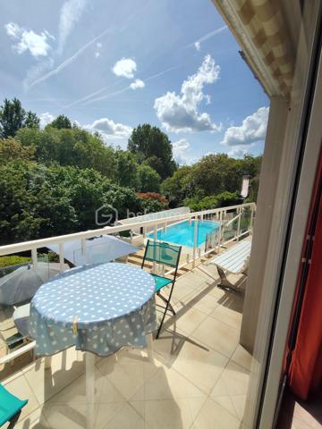COUP DE CŒUR ASSURÉ !!!!!!!!!!!!!!❤️❤️❤️

Située sur la commune de Valence-en-Poitou,
À seulement 25 minutes de Poitiers, laissez-vous séduire par cette superbe propriété de caractère d’environ 177 m², nichée dans un environnement calme et verdoyant, tout en restant à proximité des commodités.

Derrière son portail, cette maison construite en 1995 offre un véritable art de vivre, alliant volumes généreux, luminosité et prestations de qualité.
Dès l’entrée, un magnifique pièce  de 25 m² baigné de lumière grâce à sa grande baie vitrée vous accueille avec une vue imprenable sur le jardin. Les espaces de vie, chaleureux et ouverts, invitent immédiatement à la convivialité : un salon lumineux avec son insert à bois , un élégant séjour  prolongé par une belle terrasse extérieure idéale pour recevoir famille et amis ou profiter des soirées d’été au bord de la piscine.

La cuisine aménagée et équipée, fonctionnelle et lumineuse, complète parfaitement cet espace de vie pensé pour le confort du quotidien.

Le rez-de-chaussée propose également un bureau, parfait pour le télétravail, ainsi qu’une agréable suite parentale avec salle de bain, dressing et WC indépendant, offrant une véritable vie de plain-pied.

À l’étage, un vaste palier dessert trois belles chambres lumineuses avec vue dégagée sur le jardin et la terrasse, dont une avec un grand espace dressing. Une salle d’eau moderne ainsi qu’un WC indépendant viennent compléter cet étage parfaitement agencé pour accueillir toute la famille.
Le sous-sol aménagé offre de multiples possibilités avec un coin cuisine d’été, un atelier, une cave à vin et une salle d’eau supplémentaire .

À l’extérieur, le charme continue d’opérer :
    • magnifique terrain arboré de 1 865 m², 
    • grande terrasse conviviale, 
    • superbe piscine chauffée de 8 x 4 x 1m50
    • atelier indépendant de 50 m²( non accessible avec la  voiture )
    • cave supplémentaire, 
    • espaces extérieurs propices à la détente et aux moments en famille. 

Côté prestations, cette propriété dispose d’équipements recherchés garantissant confort et économies d’énergie :
    • 20 panneaux solaires installés en 2020, 
    • chauffage au sol avec gestion par zones, 
    • insert à bois, 
    • aspiration centralisée, 
    • huisseries aluminium double vitrage.    
    • Fibre optique 
    

Mais ce n’est pas tout…
Une charmante chaumière indépendante d’environ 59 m² vient compléter cet ensemble exceptionnel. Elle représente une opportunité idéale pour un projet de gîte, Airbnb ou investissement complémentaire.

Cette propriété rare sur le secteur séduira les amoureux de grands espaces, de tranquillité et de maisons offrant un véritable potentiel de vie et de rentabilité.
Un bien coup de cœur à découvrir sans tarder. Une visite suffira pour imaginer votre nouvelle vie dans ce cadre privilégié.