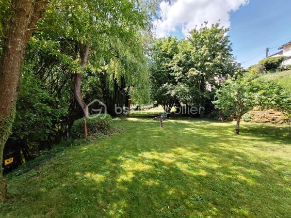 COUP DE CŒUR ASSURÉ !!!!!!!!!!!!!!❤️❤️❤️

Située sur la commune de Valence-en-Poitou,
À seulement 25 minutes de Poitiers, laissez-vous séduire par cette superbe propriété de caractère d’environ 177 m², nichée dans un environnement calme et verdoyant, tout en restant à proximité des commodités.

Derrière son portail, cette maison construite en 1995 offre un véritable art de vivre, alliant volumes généreux, luminosité et prestations de qualité.
Dès l’entrée, un magnifique pièce  de 25 m² baigné de lumière grâce à sa grande baie vitrée vous accueille avec une vue imprenable sur le jardin. Les espaces de vie, chaleureux et ouverts, invitent immédiatement à la convivialité : un salon lumineux avec son insert à bois , un élégant séjour  prolongé par une belle terrasse extérieure idéale pour recevoir famille et amis ou profiter des soirées d’été au bord de la piscine.

La cuisine aménagée et équipée, fonctionnelle et lumineuse, complète parfaitement cet espace de vie pensé pour le confort du quotidien.

Le rez-de-chaussée propose également un bureau, parfait pour le télétravail, ainsi qu’une agréable suite parentale avec salle de bain, dressing et WC indépendant, offrant une véritable vie de plain-pied.

À l’étage, un vaste palier dessert trois belles chambres lumineuses avec vue dégagée sur le jardin et la terrasse, dont une avec un grand espace dressing. Une salle d’eau moderne ainsi qu’un WC indépendant viennent compléter cet étage parfaitement agencé pour accueillir toute la famille.
Le sous-sol aménagé offre de multiples possibilités avec un coin cuisine d’été, un atelier, une cave à vin et une salle d’eau supplémentaire .

À l’extérieur, le charme continue d’opérer :
    • magnifique terrain arboré de 1 865 m², 
    • grande terrasse conviviale, 
    • superbe piscine chauffée de 8 x 4 x 1m50
    • atelier indépendant de 50 m²( non accessible avec la  voiture )
    • cave supplémentaire, 
    • espaces extérieurs propices à la détente et aux moments en famille. 

Côté prestations, cette propriété dispose d’équipements recherchés garantissant confort et économies d’énergie :
    • 20 panneaux solaires installés en 2020, 
    • chauffage au sol avec gestion par zones, 
    • insert à bois, 
    • aspiration centralisée, 
    • huisseries aluminium double vitrage.    
    • Fibre optique 
    

Mais ce n’est pas tout…
Une charmante chaumière indépendante d’environ 59 m² vient compléter cet ensemble exceptionnel. Elle représente une opportunité idéale pour un projet de gîte, Airbnb ou investissement complémentaire.

Cette propriété rare sur le secteur séduira les amoureux de grands espaces, de tranquillité et de maisons offrant un véritable potentiel de vie et de rentabilité.
Un bien coup de cœur à découvrir sans tarder. Une visite suffira pour imaginer votre nouvelle vie dans ce cadre privilégié.