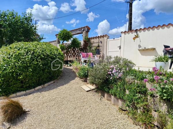COUP DE CŒUR ASSURÉ !!!!!!!!!!!!!!❤️❤️❤️

Située sur la commune de Valence-en-Poitou,
À seulement 25 minutes de Poitiers, laissez-vous séduire par cette superbe propriété de caractère d’environ 177 m², nichée dans un environnement calme et verdoyant, tout en restant à proximité des commodités.

Derrière son portail, cette maison construite en 1995 offre un véritable art de vivre, alliant volumes généreux, luminosité et prestations de qualité.
Dès l’entrée, un magnifique pièce  de 25 m² baigné de lumière grâce à sa grande baie vitrée vous accueille avec une vue imprenable sur le jardin. Les espaces de vie, chaleureux et ouverts, invitent immédiatement à la convivialité : un salon lumineux avec son insert à bois , un élégant séjour  prolongé par une belle terrasse extérieure idéale pour recevoir famille et amis ou profiter des soirées d’été au bord de la piscine.

La cuisine aménagée et équipée, fonctionnelle et lumineuse, complète parfaitement cet espace de vie pensé pour le confort du quotidien.

Le rez-de-chaussée propose également un bureau, parfait pour le télétravail, ainsi qu’une agréable suite parentale avec salle de bain, dressing et WC indépendant, offrant une véritable vie de plain-pied.

À l’étage, un vaste palier dessert trois belles chambres lumineuses avec vue dégagée sur le jardin et la terrasse, dont une avec un grand espace dressing. Une salle d’eau moderne ainsi qu’un WC indépendant viennent compléter cet étage parfaitement agencé pour accueillir toute la famille.
Le sous-sol aménagé offre de multiples possibilités avec un coin cuisine d’été, un atelier, une cave à vin et une salle d’eau supplémentaire .

À l’extérieur, le charme continue d’opérer :
    • magnifique terrain arboré de 1 865 m², 
    • grande terrasse conviviale, 
    • superbe piscine chauffée de 8 x 4 x 1m50
    • atelier indépendant de 50 m²( non accessible avec la  voiture )
    • cave supplémentaire, 
    • espaces extérieurs propices à la détente et aux moments en famille. 

Côté prestations, cette propriété dispose d’équipements recherchés garantissant confort et économies d’énergie :
    • 20 panneaux solaires installés en 2020, 
    • chauffage au sol avec gestion par zones, 
    • insert à bois, 
    • aspiration centralisée, 
    • huisseries aluminium double vitrage.    
    • Fibre optique 
    

Mais ce n’est pas tout…
Une charmante chaumière indépendante d’environ 59 m² vient compléter cet ensemble exceptionnel. Elle représente une opportunité idéale pour un projet de gîte, Airbnb ou investissement complémentaire.

Cette propriété rare sur le secteur séduira les amoureux de grands espaces, de tranquillité et de maisons offrant un véritable potentiel de vie et de rentabilité.
Un bien coup de cœur à découvrir sans tarder. Une visite suffira pour imaginer votre nouvelle vie dans ce cadre privilégié.