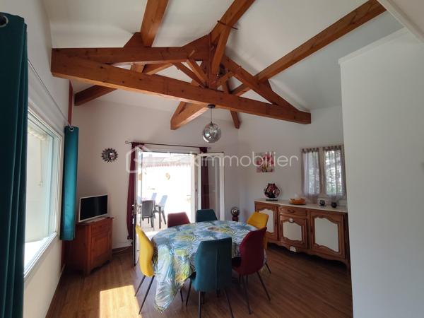 COUP DE CŒUR ASSURÉ !!!!!!!!!!!!!!❤️❤️❤️

Située sur la commune de Valence-en-Poitou,
À seulement 25 minutes de Poitiers, laissez-vous séduire par cette superbe propriété de caractère d’environ 177 m², nichée dans un environnement calme et verdoyant, tout en restant à proximité des commodités.

Derrière son portail, cette maison construite en 1995 offre un véritable art de vivre, alliant volumes généreux, luminosité et prestations de qualité.
Dès l’entrée, un magnifique pièce  de 25 m² baigné de lumière grâce à sa grande baie vitrée vous accueille avec une vue imprenable sur le jardin. Les espaces de vie, chaleureux et ouverts, invitent immédiatement à la convivialité : un salon lumineux avec son insert à bois , un élégant séjour  prolongé par une belle terrasse extérieure idéale pour recevoir famille et amis ou profiter des soirées d’été au bord de la piscine.

La cuisine aménagée et équipée, fonctionnelle et lumineuse, complète parfaitement cet espace de vie pensé pour le confort du quotidien.

Le rez-de-chaussée propose également un bureau, parfait pour le télétravail, ainsi qu’une agréable suite parentale avec salle de bain, dressing et WC indépendant, offrant une véritable vie de plain-pied.

À l’étage, un vaste palier dessert trois belles chambres lumineuses avec vue dégagée sur le jardin et la terrasse, dont une avec un grand espace dressing. Une salle d’eau moderne ainsi qu’un WC indépendant viennent compléter cet étage parfaitement agencé pour accueillir toute la famille.
Le sous-sol aménagé offre de multiples possibilités avec un coin cuisine d’été, un atelier, une cave à vin et une salle d’eau supplémentaire .

À l’extérieur, le charme continue d’opérer :
    • magnifique terrain arboré de 1 865 m², 
    • grande terrasse conviviale, 
    • superbe piscine chauffée de 8 x 4 x 1m50
    • atelier indépendant de 50 m²( non accessible avec la  voiture )
    • cave supplémentaire, 
    • espaces extérieurs propices à la détente et aux moments en famille. 

Côté prestations, cette propriété dispose d’équipements recherchés garantissant confort et économies d’énergie :
    • 20 panneaux solaires installés en 2020, 
    • chauffage au sol avec gestion par zones, 
    • insert à bois, 
    • aspiration centralisée, 
    • huisseries aluminium double vitrage.    
    • Fibre optique 
    

Mais ce n’est pas tout…
Une charmante chaumière indépendante d’environ 59 m² vient compléter cet ensemble exceptionnel. Elle représente une opportunité idéale pour un projet de gîte, Airbnb ou investissement complémentaire.

Cette propriété rare sur le secteur séduira les amoureux de grands espaces, de tranquillité et de maisons offrant un véritable potentiel de vie et de rentabilité.
Un bien coup de cœur à découvrir sans tarder. Une visite suffira pour imaginer votre nouvelle vie dans ce cadre privilégié.
