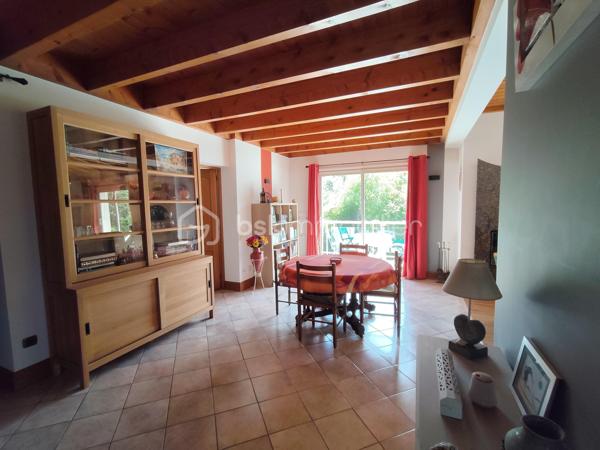 COUP DE CŒUR ASSURÉ !!!!!!!!!!!!!!❤️❤️❤️

Située sur la commune de Valence-en-Poitou,
À seulement 25 minutes de Poitiers, laissez-vous séduire par cette superbe propriété de caractère d’environ 177 m², nichée dans un environnement calme et verdoyant, tout en restant à proximité des commodités.

Derrière son portail, cette maison construite en 1995 offre un véritable art de vivre, alliant volumes généreux, luminosité et prestations de qualité.
Dès l’entrée, un magnifique pièce  de 25 m² baigné de lumière grâce à sa grande baie vitrée vous accueille avec une vue imprenable sur le jardin. Les espaces de vie, chaleureux et ouverts, invitent immédiatement à la convivialité : un salon lumineux avec son insert à bois , un élégant séjour  prolongé par une belle terrasse extérieure idéale pour recevoir famille et amis ou profiter des soirées d’été au bord de la piscine.

La cuisine aménagée et équipée, fonctionnelle et lumineuse, complète parfaitement cet espace de vie pensé pour le confort du quotidien.

Le rez-de-chaussée propose également un bureau, parfait pour le télétravail, ainsi qu’une agréable suite parentale avec salle de bain, dressing et WC indépendant, offrant une véritable vie de plain-pied.

À l’étage, un vaste palier dessert trois belles chambres lumineuses avec vue dégagée sur le jardin et la terrasse, dont une avec un grand espace dressing. Une salle d’eau moderne ainsi qu’un WC indépendant viennent compléter cet étage parfaitement agencé pour accueillir toute la famille.
Le sous-sol aménagé offre de multiples possibilités avec un coin cuisine d’été, un atelier, une cave à vin et une salle d’eau supplémentaire .

À l’extérieur, le charme continue d’opérer :
    • magnifique terrain arboré de 1 865 m², 
    • grande terrasse conviviale, 
    • superbe piscine chauffée de 8 x 4 x 1m50
    • atelier indépendant de 50 m²( non accessible avec la  voiture )
    • cave supplémentaire, 
    • espaces extérieurs propices à la détente et aux moments en famille. 

Côté prestations, cette propriété dispose d’équipements recherchés garantissant confort et économies d’énergie :
    • 20 panneaux solaires installés en 2020, 
    • chauffage au sol avec gestion par zones, 
    • insert à bois, 
    • aspiration centralisée, 
    • huisseries aluminium double vitrage.    
    • Fibre optique 
    

Mais ce n’est pas tout…
Une charmante chaumière indépendante d’environ 59 m² vient compléter cet ensemble exceptionnel. Elle représente une opportunité idéale pour un projet de gîte, Airbnb ou investissement complémentaire.

Cette propriété rare sur le secteur séduira les amoureux de grands espaces, de tranquillité et de maisons offrant un véritable potentiel de vie et de rentabilité.
Un bien coup de cœur à découvrir sans tarder. Une visite suffira pour imaginer votre nouvelle vie dans ce cadre privilégié.