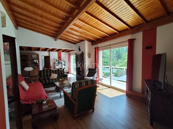 COUP DE CŒUR ASSURÉ !!!!!!!!!!!!!!❤️❤️❤️

Située sur la commune de Valence-en-Poitou,
À seulement 25 minutes de Poitiers, laissez-vous séduire par cette superbe propriété de caractère d’environ 177 m², nichée dans un environnement calme et verdoyant, tout en restant à proximité des commodités.

Derrière son portail, cette maison construite en 1995 offre un véritable art de vivre, alliant volumes généreux, luminosité et prestations de qualité.
Dès l’entrée, un magnifique pièce  de 25 m² baigné de lumière grâce à sa grande baie vitrée vous accueille avec une vue imprenable sur le jardin. Les espaces de vie, chaleureux et ouverts, invitent immédiatement à la convivialité : un salon lumineux avec son insert à bois , un élégant séjour  prolongé par une belle terrasse extérieure idéale pour recevoir famille et amis ou profiter des soirées d’été au bord de la piscine.

La cuisine aménagée et équipée, fonctionnelle et lumineuse, complète parfaitement cet espace de vie pensé pour le confort du quotidien.

Le rez-de-chaussée propose également un bureau, parfait pour le télétravail, ainsi qu’une agréable suite parentale avec salle de bain, dressing et WC indépendant, offrant une véritable vie de plain-pied.

À l’étage, un vaste palier dessert trois belles chambres lumineuses avec vue dégagée sur le jardin et la terrasse, dont une avec un grand espace dressing. Une salle d’eau moderne ainsi qu’un WC indépendant viennent compléter cet étage parfaitement agencé pour accueillir toute la famille.
Le sous-sol aménagé offre de multiples possibilités avec un coin cuisine d’été, un atelier, une cave à vin et une salle d’eau supplémentaire .

À l’extérieur, le charme continue d’opérer :
    • magnifique terrain arboré de 1 865 m², 
    • grande terrasse conviviale, 
    • superbe piscine chauffée de 8 x 4 x 1m50
    • atelier indépendant de 50 m²( non accessible avec la  voiture )
    • cave supplémentaire, 
    • espaces extérieurs propices à la détente et aux moments en famille. 

Côté prestations, cette propriété dispose d’équipements recherchés garantissant confort et économies d’énergie :
    • 20 panneaux solaires installés en 2020, 
    • chauffage au sol avec gestion par zones, 
    • insert à bois, 
    • aspiration centralisée, 
    • huisseries aluminium double vitrage.    
    • Fibre optique 
    

Mais ce n’est pas tout…
Une charmante chaumière indépendante d’environ 59 m² vient compléter cet ensemble exceptionnel. Elle représente une opportunité idéale pour un projet de gîte, Airbnb ou investissement complémentaire.

Cette propriété rare sur le secteur séduira les amoureux de grands espaces, de tranquillité et de maisons offrant un véritable potentiel de vie et de rentabilité.
Un bien coup de cœur à découvrir sans tarder. Une visite suffira pour imaginer votre nouvelle vie dans ce cadre privilégié.