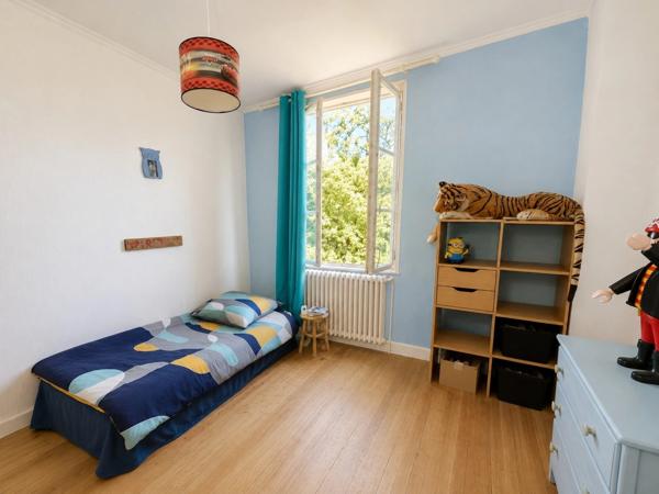 MAISON DE MAÎTRE – 5 CHAMBRES –DEPENDANCE AVEC GARAGE – VUE DÉGAGÉE SUR LA VALLÉE – ENTRE FERVAQUES ET LISIEUX