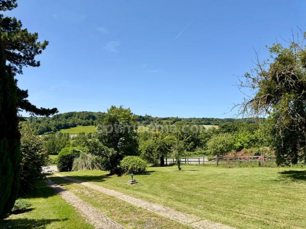 MAISON DE MAÎTRE – 5 CHAMBRES –DEPENDANCE AVEC GARAGE – VUE DÉGAGÉE SUR LA VALLÉE – ENTRE FERVAQUES ET LISIEUX