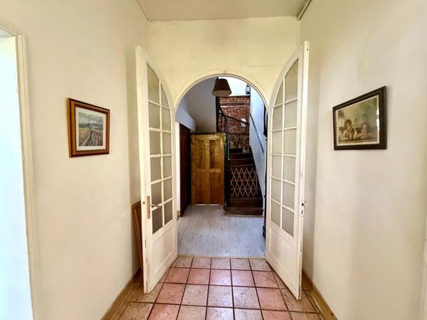 MAISON DE MAÎTRE – 5 CHAMBRES –DEPENDANCE AVEC GARAGE – VUE DÉGAGÉE SUR LA VALLÉE – ENTRE FERVAQUES ET LISIEUX