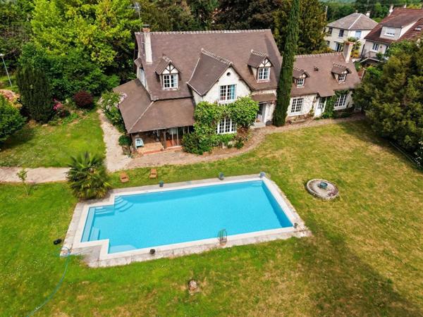 Élégante propriété 252m2 avec parc arboré, piscine à Montgivray