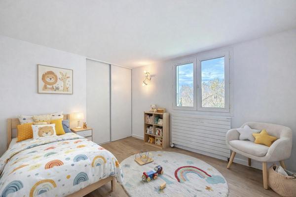 T4 Duplex rénové 96 m² avec piscine - accès rapide à Genève