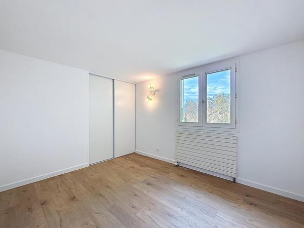 T4 Duplex rénové 96 m² avec piscine - accès rapide à Genève