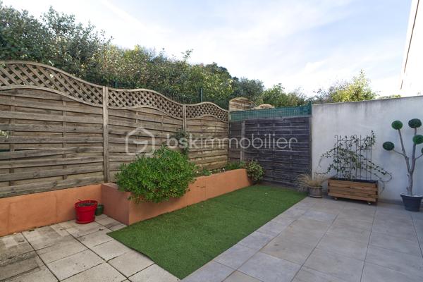En exclusivité ! 
Idéalement situé à 10 mn de Sommières et 5 mn des commodités, ce superbe appartement en rez-de-jardin saura vous séduire par son environnement calme et chaleureux.
Au sein d'une copropriété de 2016 composée de 10 lots, le bien est composé en rez-de-chaussée d'une belle pièce de vie lumineuse avec cuisine américaine meublée et semi-équipée donnant sur une jolie terrasse, une toilette.
L'étage est pourvu de deux chambres dont une avec placard, une salle d'eau avec douche à l'Italienne, une toilette.
Les atouts du bien : La climatisation saura vous rafraichir les nuits d'été, pour votre confort les menuiseries sont en PVC et double vitrage, cumulus thermodynamique pour vos économies d'énergie, une place de parking privative vous est attribuée.
Un salon de coiffure, un kiné et une psychologue sont implantés dans le village.
Charges mensuelles de copropriété : 50 € 
Taxe Foncière : 758 €
Si vous avez aimez les photos et le texte, je reste à votre disposition pour une estimation gratuite de votre bien.
Votre conseiller BSK Immobilier Lionel Rodier O6.81.447.157, l.rodier@bskimmobilier.com