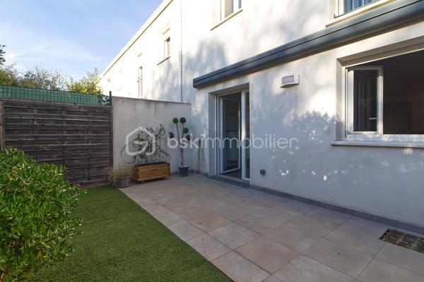 En exclusivité ! 
Idéalement situé à 10 mn de Sommières et 5 mn des commodités, ce superbe appartement en rez-de-jardin saura vous séduire par son environnement calme et chaleureux.
Au sein d'une copropriété de 2016 composée de 10 lots, le bien est composé en rez-de-chaussée d'une belle pièce de vie lumineuse avec cuisine américaine meublée et semi-équipée donnant sur une jolie terrasse, une toilette.
L'étage est pourvu de deux chambres dont une avec placard, une salle d'eau avec douche à l'Italienne, une toilette.
Les atouts du bien : La climatisation saura vous rafraichir les nuits d'été, pour votre confort les menuiseries sont en PVC et double vitrage, cumulus thermodynamique pour vos économies d'énergie, une place de parking privative vous est attribuée.
Un salon de coiffure, un kiné et une psychologue sont implantés dans le village.
Charges mensuelles de copropriété : 50 € 
Taxe Foncière : 758 €
Si vous avez aimez les photos et le texte, je reste à votre disposition pour une estimation gratuite de votre bien.
Votre conseiller BSK Immobilier Lionel Rodier O6.81.447.157, l.rodier@bskimmobilier.com