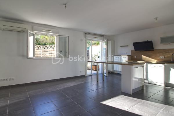 En exclusivité ! 
Idéalement situé à 10 mn de Sommières et 5 mn des commodités, ce superbe appartement en rez-de-jardin saura vous séduire par son environnement calme et chaleureux.
Au sein d'une copropriété de 2016 composée de 10 lots, le bien est composé en rez-de-chaussée d'une belle pièce de vie lumineuse avec cuisine américaine meublée et semi-équipée donnant sur une jolie terrasse, une toilette.
L'étage est pourvu de deux chambres dont une avec placard, une salle d'eau avec douche à l'Italienne, une toilette.
Les atouts du bien : La climatisation saura vous rafraichir les nuits d'été, pour votre confort les menuiseries sont en PVC et double vitrage, cumulus thermodynamique pour vos économies d'énergie, une place de parking privative vous est attribuée.
Un salon de coiffure, un kiné et une psychologue sont implantés dans le village.
Charges mensuelles de copropriété : 50 € 
Taxe Foncière : 758 €
Si vous avez aimez les photos et le texte, je reste à votre disposition pour une estimation gratuite de votre bien.
Votre conseiller BSK Immobilier Lionel Rodier O6.81.447.157, l.rodier@bskimmobilier.com
