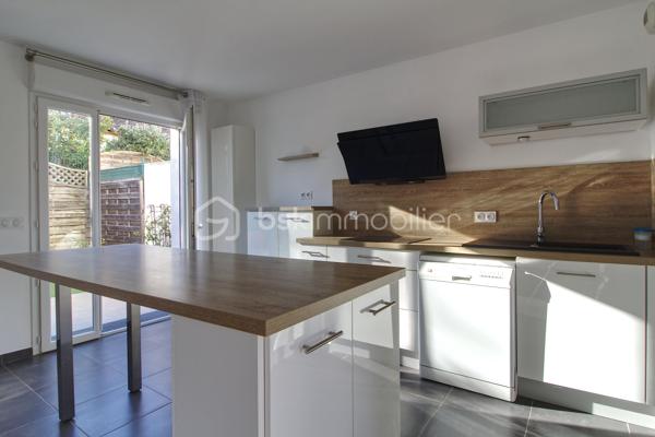 En exclusivité ! 
Idéalement situé à 10 mn de Sommières et 5 mn des commodités, ce superbe appartement en rez-de-jardin saura vous séduire par son environnement calme et chaleureux.
Au sein d'une copropriété de 2016 composée de 10 lots, le bien est composé en rez-de-chaussée d'une belle pièce de vie lumineuse avec cuisine américaine meublée et semi-équipée donnant sur une jolie terrasse, une toilette.
L'étage est pourvu de deux chambres dont une avec placard, une salle d'eau avec douche à l'Italienne, une toilette.
Les atouts du bien : La climatisation saura vous rafraichir les nuits d'été, pour votre confort les menuiseries sont en PVC et double vitrage, cumulus thermodynamique pour vos économies d'énergie, une place de parking privative vous est attribuée.
Un salon de coiffure, un kiné et une psychologue sont implantés dans le village.
Charges mensuelles de copropriété : 50 € 
Taxe Foncière : 758 €
Si vous avez aimez les photos et le texte, je reste à votre disposition pour une estimation gratuite de votre bien.
Votre conseiller BSK Immobilier Lionel Rodier O6.81.447.157, l.rodier@bskimmobilier.com