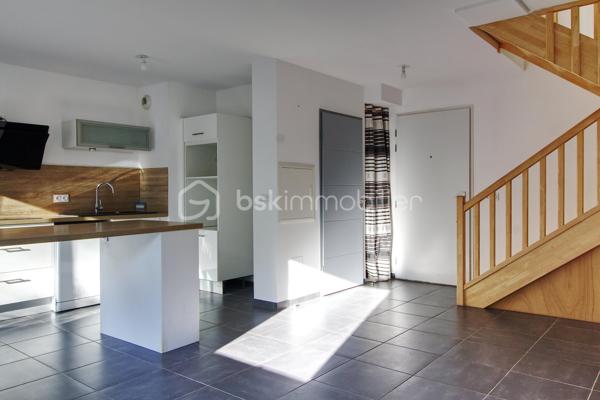 En exclusivité ! 
Idéalement situé à 10 mn de Sommières et 5 mn des commodités, ce superbe appartement en rez-de-jardin saura vous séduire par son environnement calme et chaleureux.
Au sein d'une copropriété de 2016 composée de 10 lots, le bien est composé en rez-de-chaussée d'une belle pièce de vie lumineuse avec cuisine américaine meublée et semi-équipée donnant sur une jolie terrasse, une toilette.
L'étage est pourvu de deux chambres dont une avec placard, une salle d'eau avec douche à l'Italienne, une toilette.
Les atouts du bien : La climatisation saura vous rafraichir les nuits d'été, pour votre confort les menuiseries sont en PVC et double vitrage, cumulus thermodynamique pour vos économies d'énergie, une place de parking privative vous est attribuée.
Un salon de coiffure, un kiné et une psychologue sont implantés dans le village.
Charges mensuelles de copropriété : 50 € 
Taxe Foncière : 758 €
Si vous avez aimez les photos et le texte, je reste à votre disposition pour une estimation gratuite de votre bien.
Votre conseiller BSK Immobilier Lionel Rodier O6.81.447.157, l.rodier@bskimmobilier.com