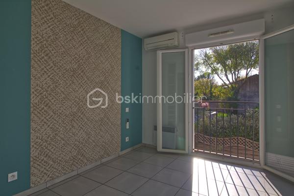 En exclusivité ! 
Idéalement situé à 10 mn de Sommières et 5 mn des commodités, ce superbe appartement en rez-de-jardin saura vous séduire par son environnement calme et chaleureux.
Au sein d'une copropriété de 2016 composée de 10 lots, le bien est composé en rez-de-chaussée d'une belle pièce de vie lumineuse avec cuisine américaine meublée et semi-équipée donnant sur une jolie terrasse, une toilette.
L'étage est pourvu de deux chambres dont une avec placard, une salle d'eau avec douche à l'Italienne, une toilette.
Les atouts du bien : La climatisation saura vous rafraichir les nuits d'été, pour votre confort les menuiseries sont en PVC et double vitrage, cumulus thermodynamique pour vos économies d'énergie, une place de parking privative vous est attribuée.
Un salon de coiffure, un kiné et une psychologue sont implantés dans le village.
Charges mensuelles de copropriété : 50 € 
Taxe Foncière : 758 €
Si vous avez aimez les photos et le texte, je reste à votre disposition pour une estimation gratuite de votre bien.
Votre conseiller BSK Immobilier Lionel Rodier O6.81.447.157, l.rodier@bskimmobilier.com