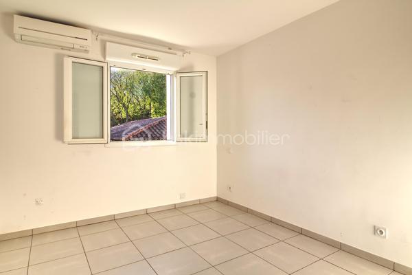 En exclusivité ! 
Idéalement situé à 10 mn de Sommières et 5 mn des commodités, ce superbe appartement en rez-de-jardin saura vous séduire par son environnement calme et chaleureux.
Au sein d'une copropriété de 2016 composée de 10 lots, le bien est composé en rez-de-chaussée d'une belle pièce de vie lumineuse avec cuisine américaine meublée et semi-équipée donnant sur une jolie terrasse, une toilette.
L'étage est pourvu de deux chambres dont une avec placard, une salle d'eau avec douche à l'Italienne, une toilette.
Les atouts du bien : La climatisation saura vous rafraichir les nuits d'été, pour votre confort les menuiseries sont en PVC et double vitrage, cumulus thermodynamique pour vos économies d'énergie, une place de parking privative vous est attribuée.
Un salon de coiffure, un kiné et une psychologue sont implantés dans le village.
Charges mensuelles de copropriété : 50 € 
Taxe Foncière : 758 €
Si vous avez aimez les photos et le texte, je reste à votre disposition pour une estimation gratuite de votre bien.
Votre conseiller BSK Immobilier Lionel Rodier O6.81.447.157, l.rodier@bskimmobilier.com